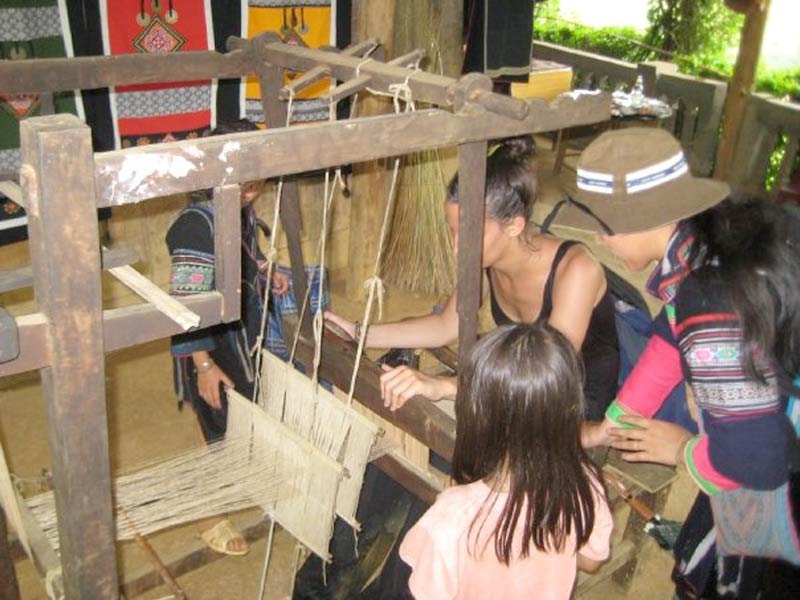 Learn weaving in Ta Van village